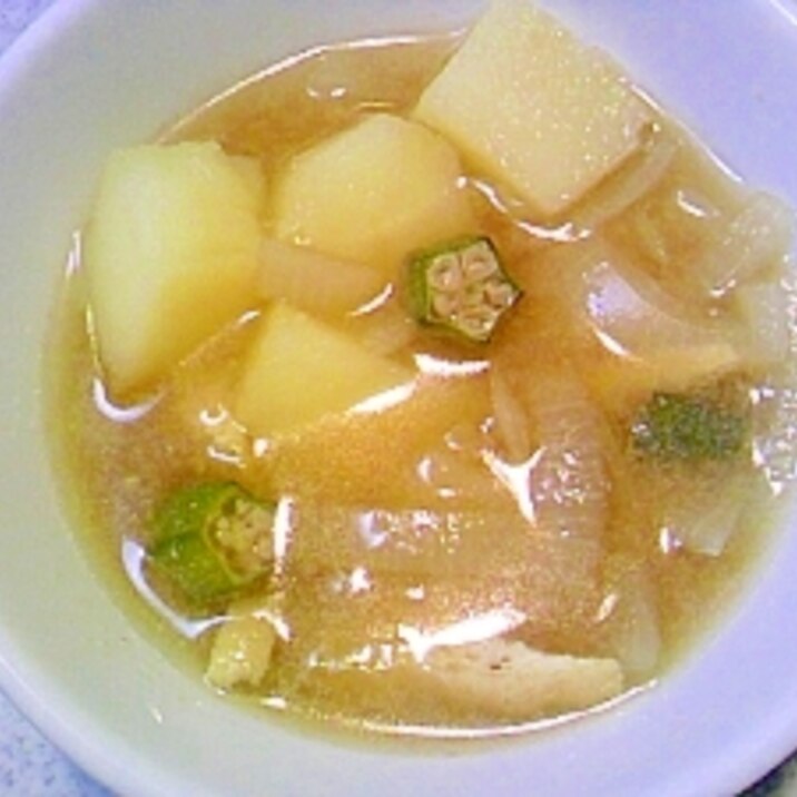 野菜がたっぷり味噌汁 じゃがたまねぎおくら